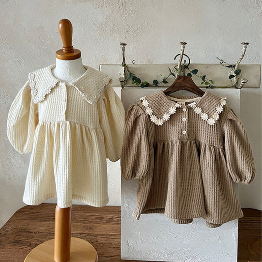 Robe en maille gaufrée à col en dentelle pour petite fille