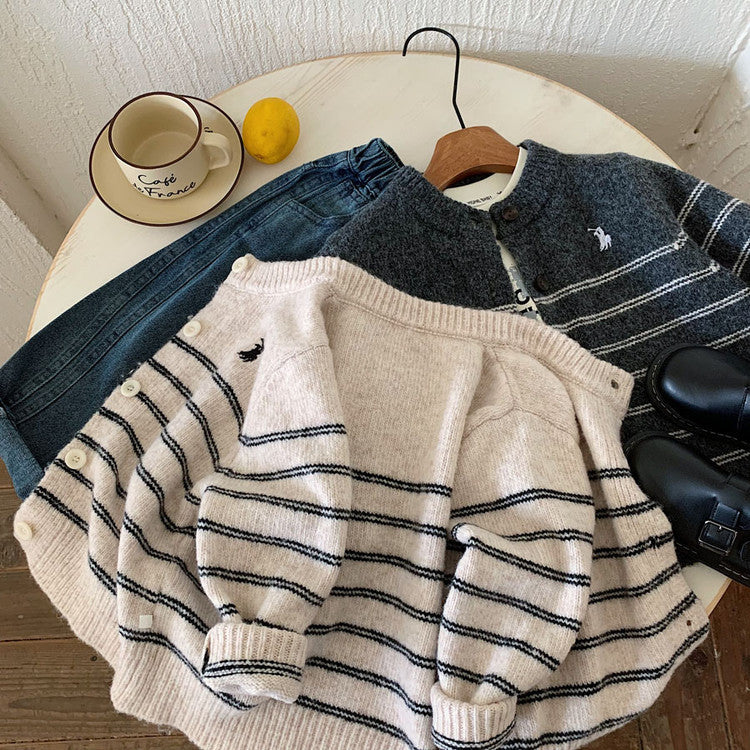 Cardigan enfant en maille rayée et brodée