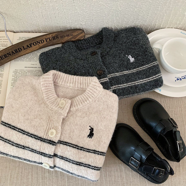 Cardigan enfant en maille rayée et brodée