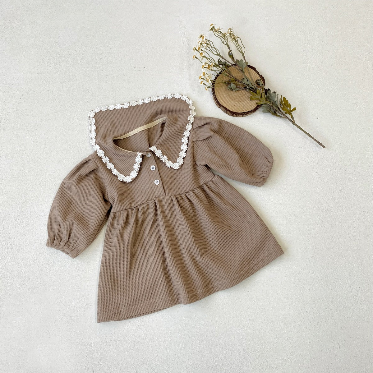 Robe en maille gaufrée à col en dentelle pour petite fille