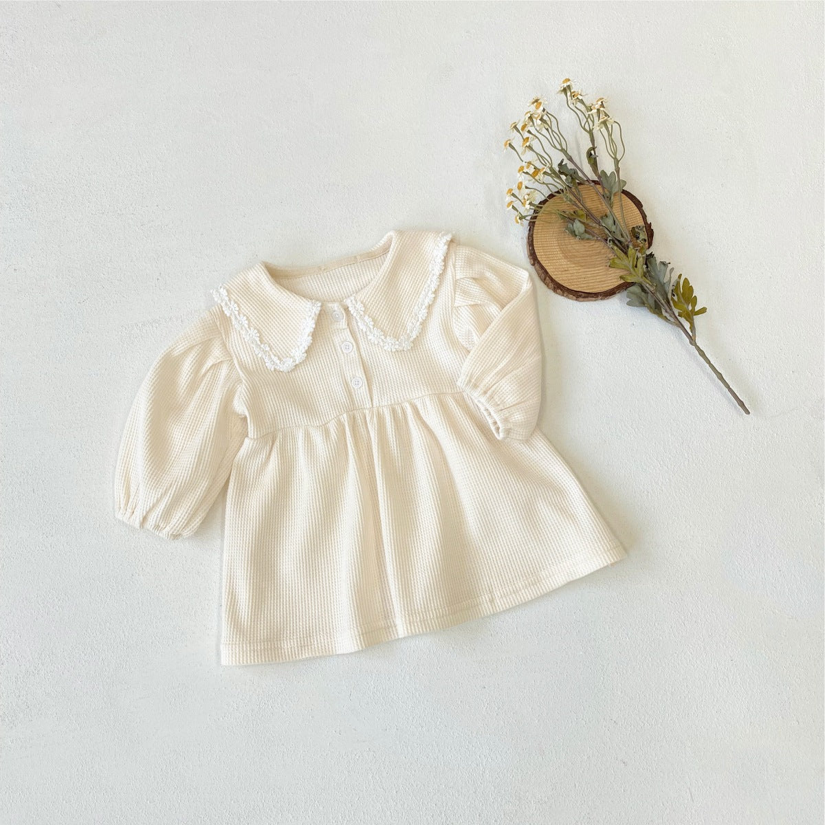 Robe en maille gaufrée à col en dentelle pour petite fille