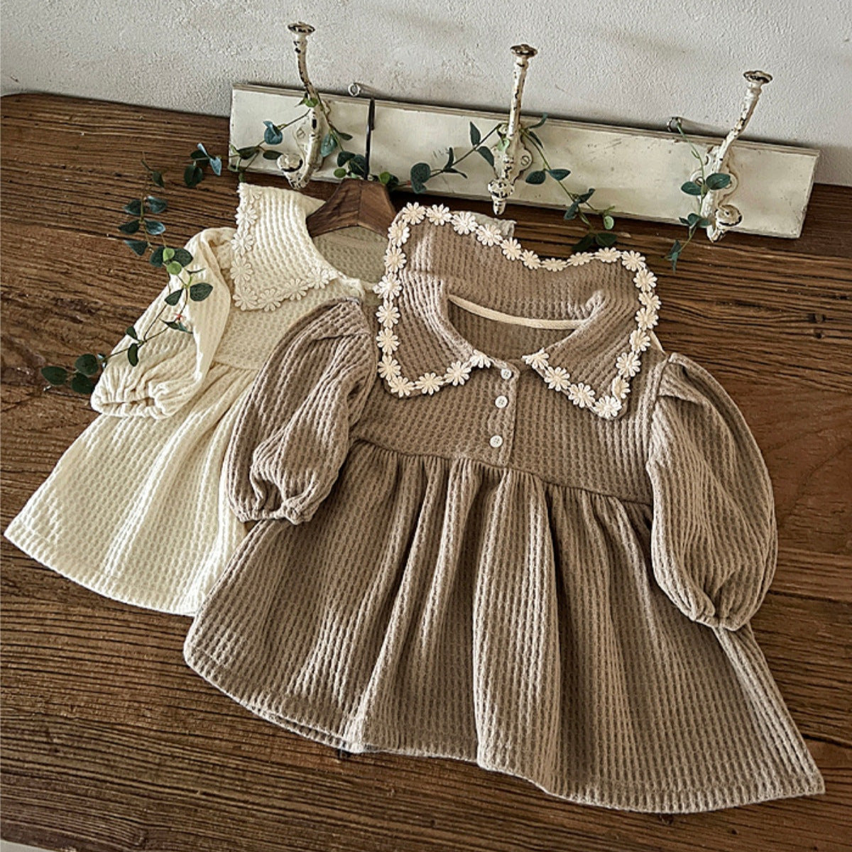 Robe en maille gaufrée à col en dentelle pour petite fille