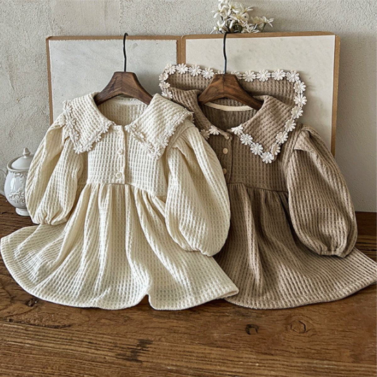 Robe en maille gaufrée à col en dentelle pour petite fille