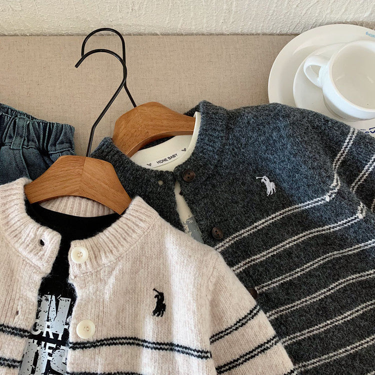Cardigan enfant en maille rayée et brodée