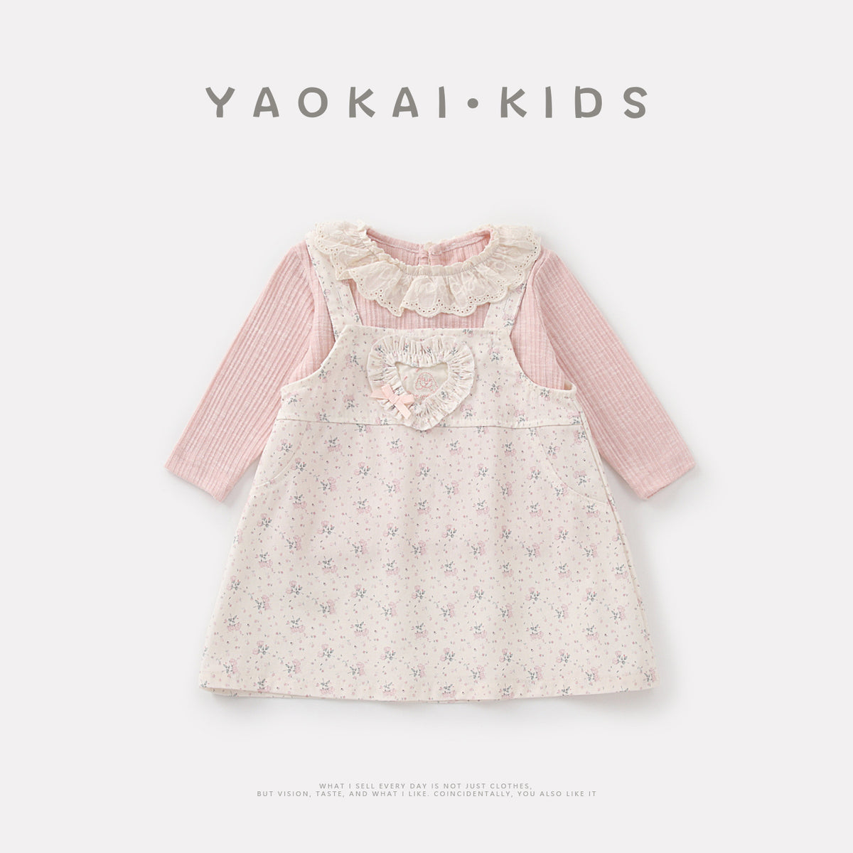 Ensemble robe salopette fleurie et d'une blouse rose pour bébé fille