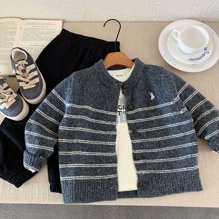 Cardigan enfant en maille rayée et brodée