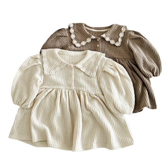Robe en maille gaufrée à col en dentelle pour petite fille