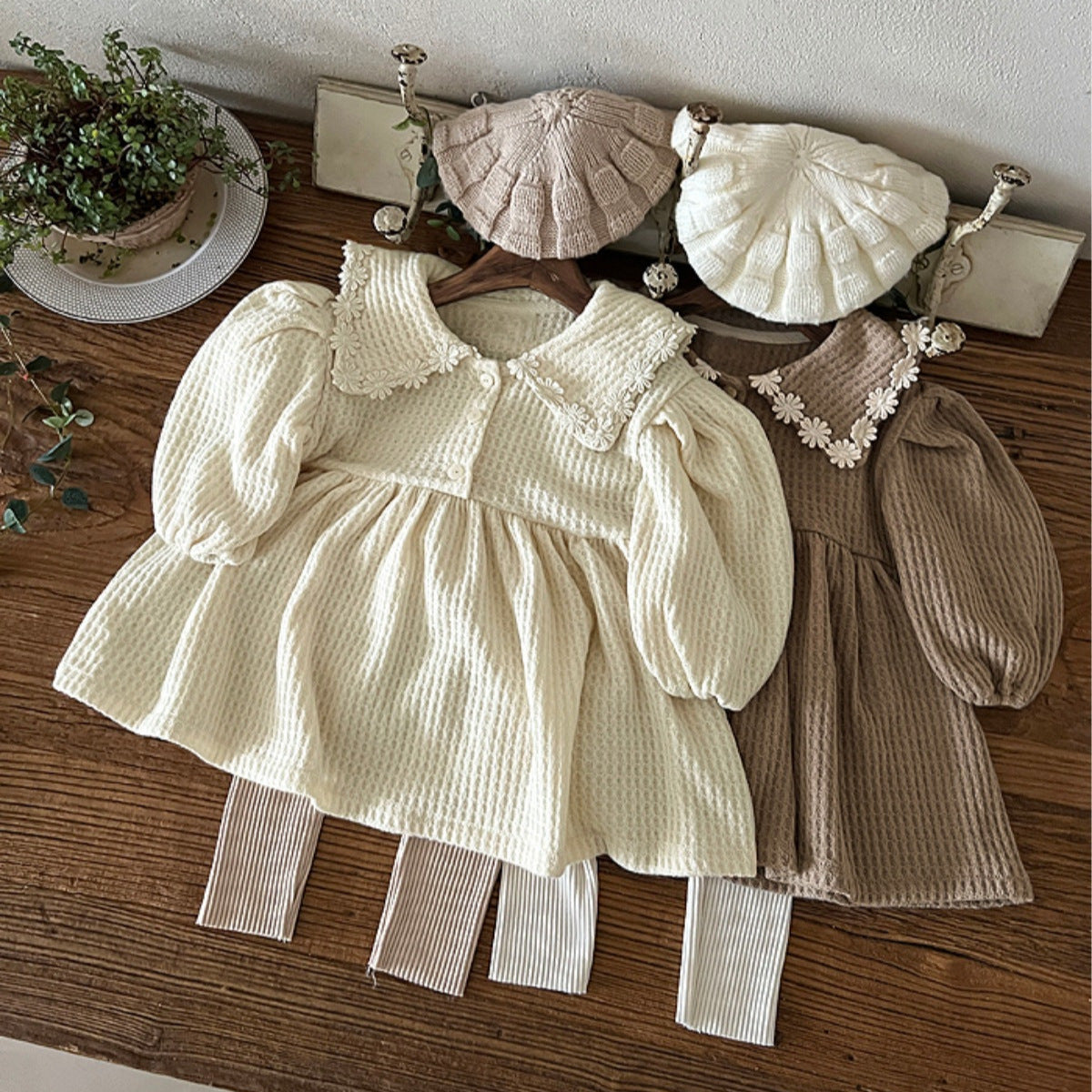 Robe en maille gaufrée à col en dentelle pour petite fille