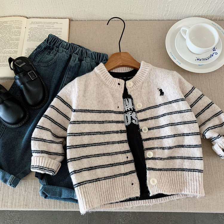 Cardigan enfant en maille rayée et brodée