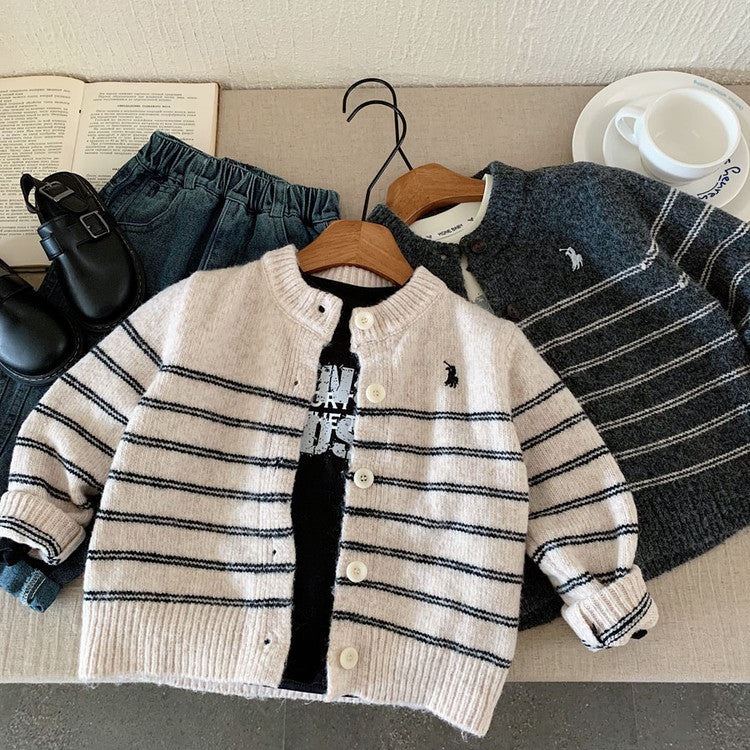 Cardigan enfant en maille rayée et brodée